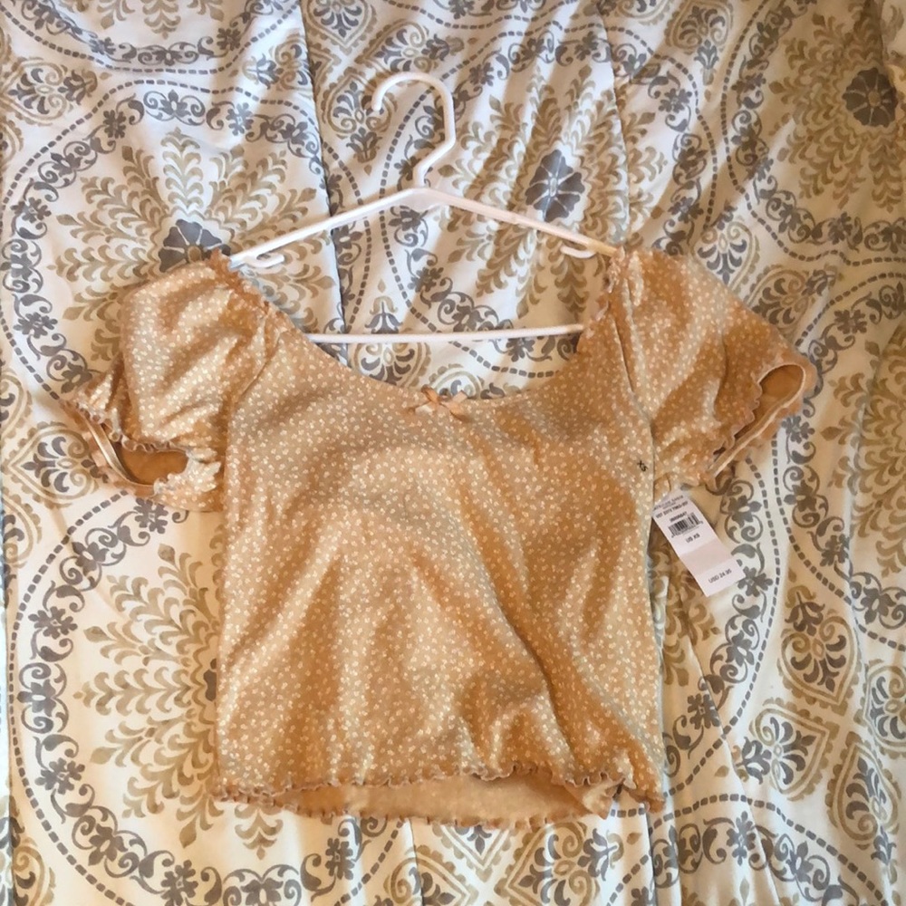 Brand New American Eagle size XS tan flower print top with ruffled edges.